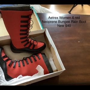 Women’s Aetrex neoprene bungee waterproof boots. Size 6